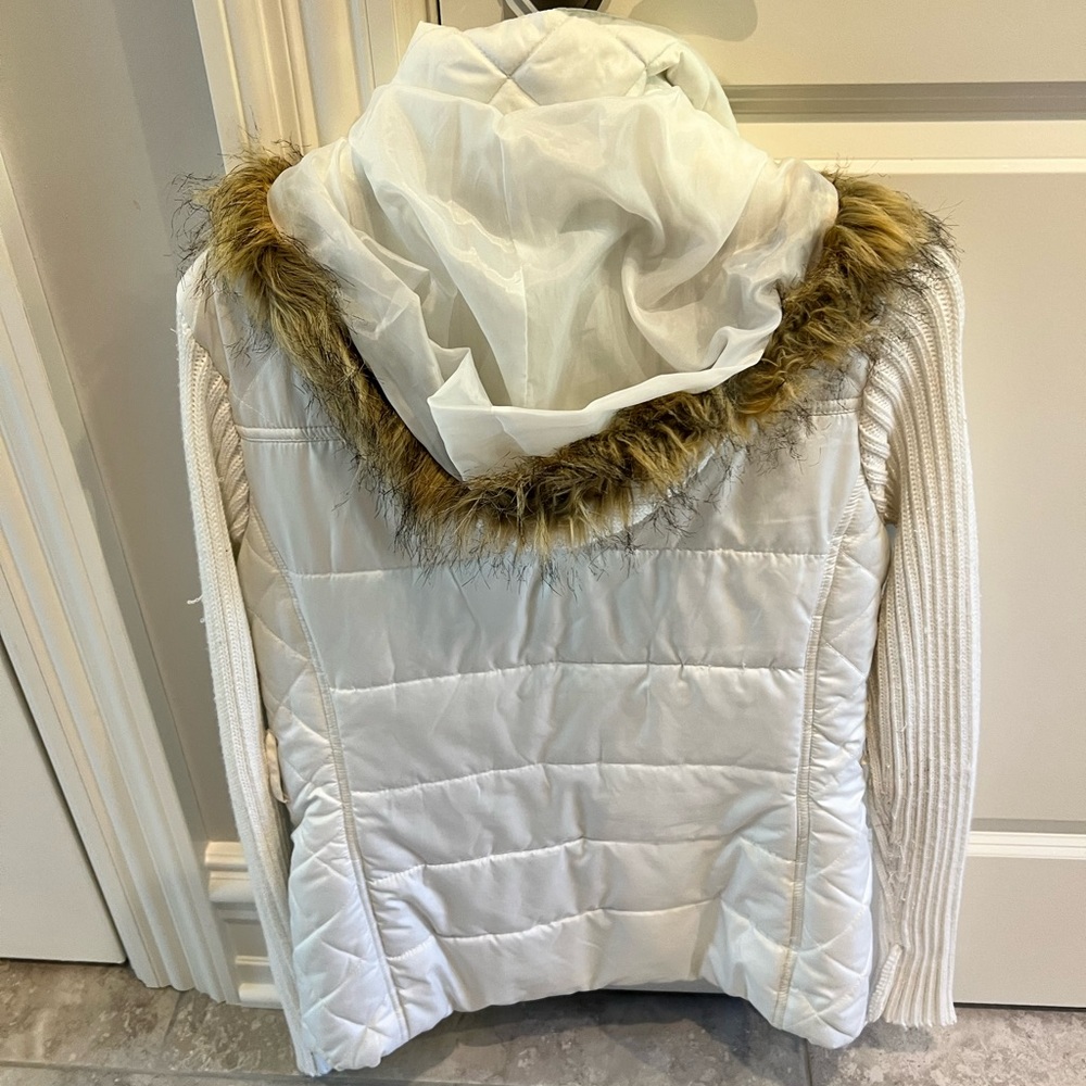 White Fall/Winter Jacket. Euc. Large - image 2